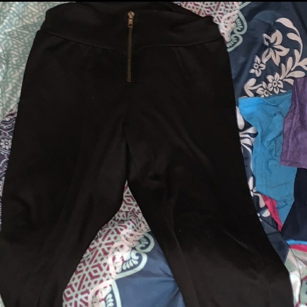 Black zippered leggings